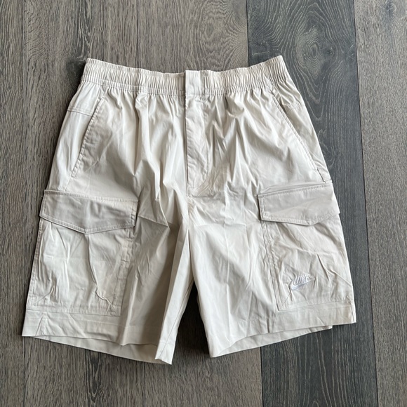 Nike Knee-Length Cargo Shorts in Bone Size Medium - Picture 1 of 8